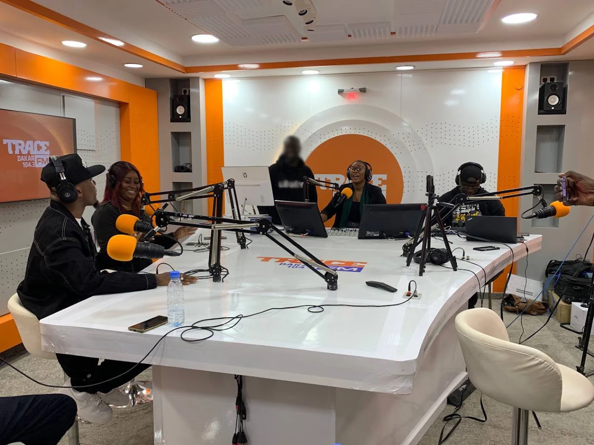 Coulisses en studio radio Trace FM