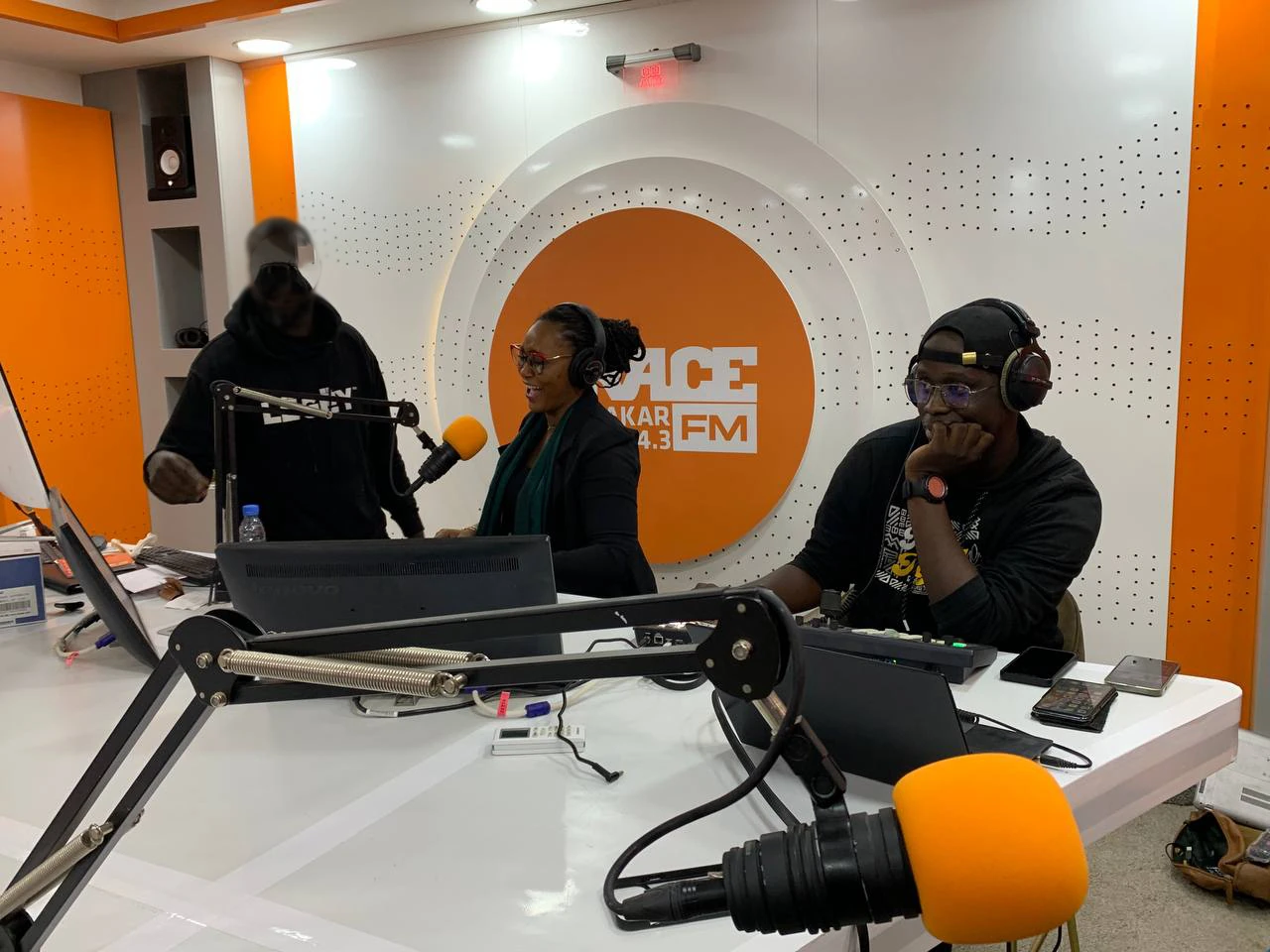 Équipe en studio radio Trace FM